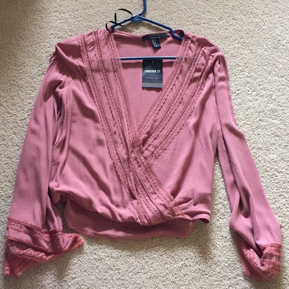 Mauve deep v-neck top with lace detailing.